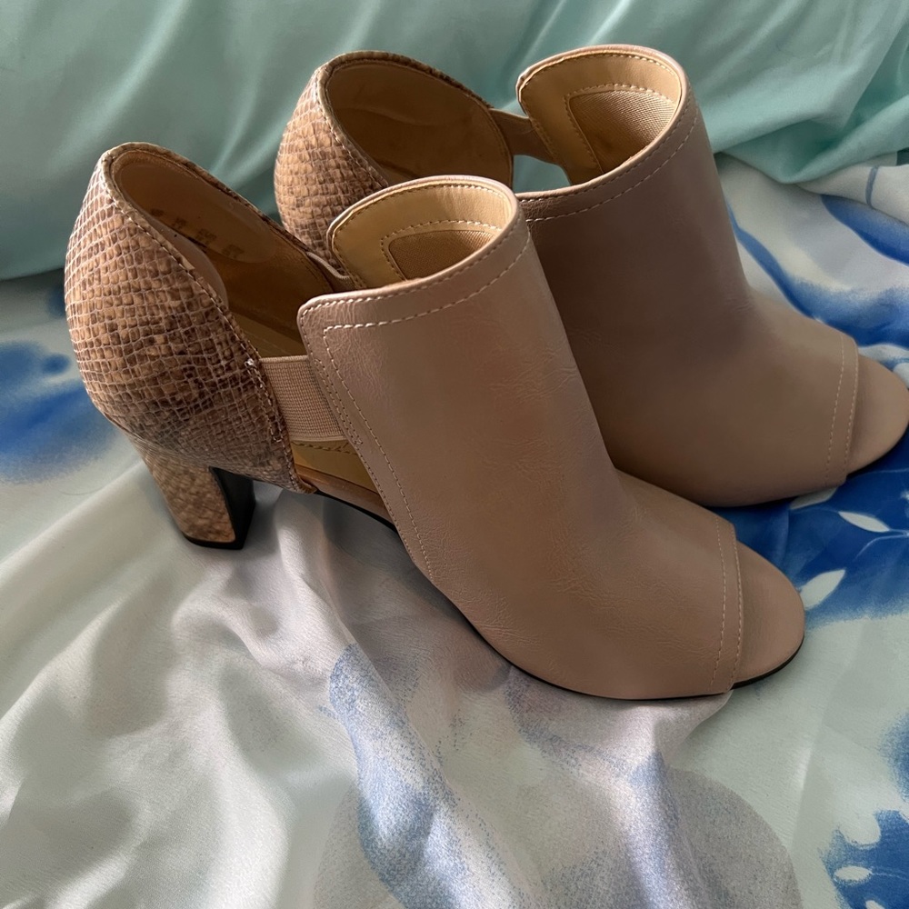 Size 8.5 Tan open toed Lifestride ankle boots